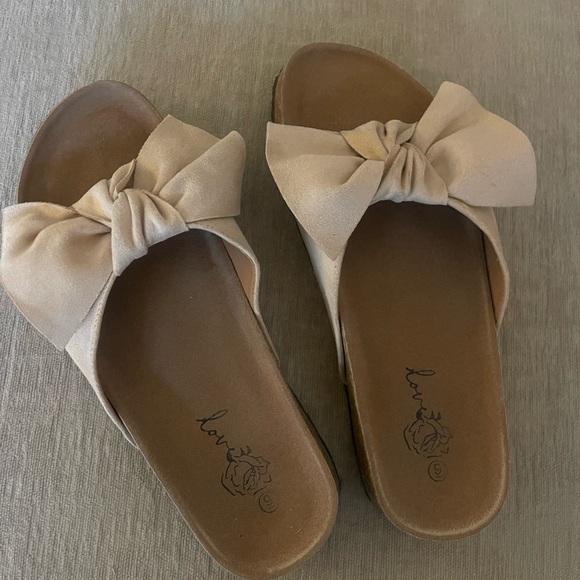 Slides w/ Bow - Picture 1 of 4